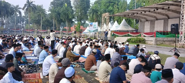 Ribuan Warga Padati Lapangan Kantor Walikota Jambi Ikuti Sholat Idul Adha 1447 H