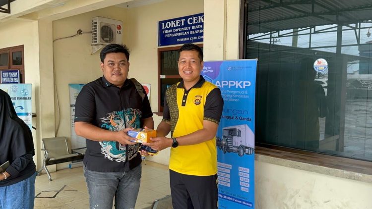 Ditlantas Polda Jambi Berbagi Makanan Gratis di Hari Jum’at Kepada Masyarakat