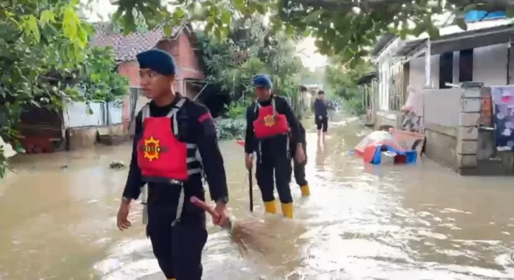 Brimob Turun Tangan di Tengah Banjir Jaluko, Warga Pematang Gajah Rasakan Kehadiran Negara