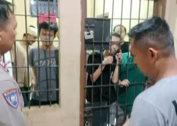 Tetap Menjaga Nilai Kemanusiaan, Kapolsek Mestong AKP Hengky Lesmana SH Lakukan Pengecekan Para Tahanan