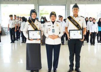 Kalapas Perempuan Kelas IIB Jambi Meita Eriza Menggelar Pemberian Penghargaan Kepada Pegawai Teladan Periode Bulan Mei
