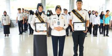 Kalapas Perempuan Kelas IIB Jambi Meita Eriza Menggelar Pemberian Penghargaan Kepada Pegawai Teladan Periode Bulan Mei