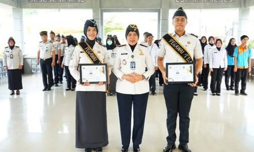 Kalapas Perempuan Kelas IIB Jambi Meita Eriza Menggelar Pemberian Penghargaan Kepada Pegawai Teladan Periode Bulan Mei