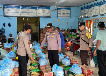 Wujud Kepedulian Polri, Polres Tanjab Barat Salurkan Bantuan 82 Karung Beras untuk Korban Kebakaran Pasar Teluk Nilau