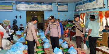 Wujud Kepedulian Polri, Polres Tanjab Barat Salurkan Bantuan 82 Karung Beras untuk Korban Kebakaran Pasar Teluk Nilau