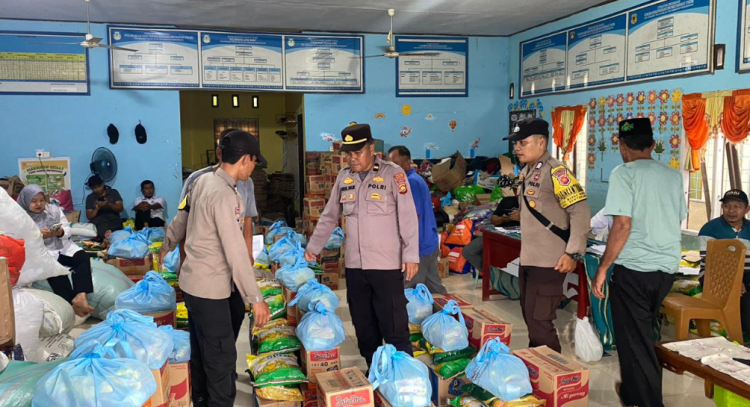 Wujud Kepedulian Polri, Polres Tanjab Barat Salurkan Bantuan 82 Karung Beras untuk Korban Kebakaran Pasar Teluk Nilau