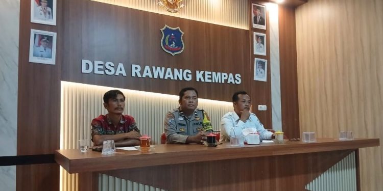 Bhabinkamtibmas Polsek Tungkal Ulu Mediasi Permohonan Pembangunan Jembatan di Rawang Kempas, Tercipta Kesepakatan Awal