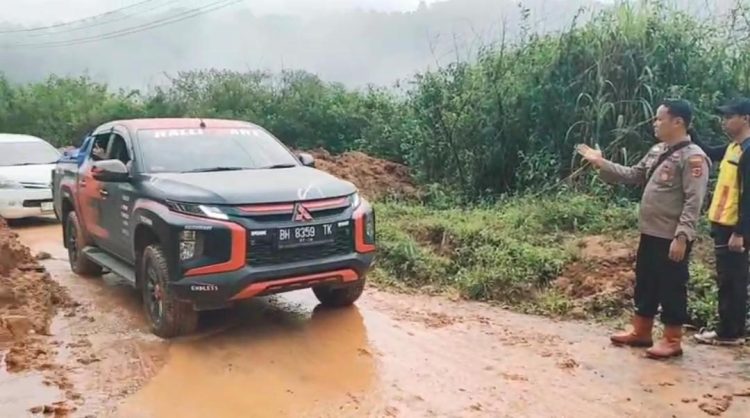Longsor Tutupi Jalan Lintas Kerinci–Bangko, Polda Jambi Imbau Masyarakat Waspada Longsor Susulan