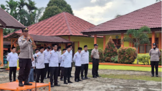 Bangun Karakter Generasi Muda yang Disiplin, Kasat Binmas Polres Tebo Jadi Pembina Upacara di MAN 2 Tebo