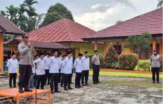 Bangun Karakter Generasi Muda yang Disiplin, Kasat Binmas Polres Tebo Jadi Pembina Upacara di MAN 2 Tebo