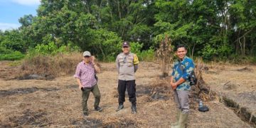 Bhabinkamtibmas dan Pemdes Mekar Alam Kanan Cek Lokasi Penanaman Jagung Dukung Ketahanan Pangan