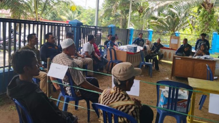 Polsek Muko Muko Bathin VII Kawal Ketat Pemilihan BPD Dusun Suka Jaya Berjalan Aman dan Kondusif