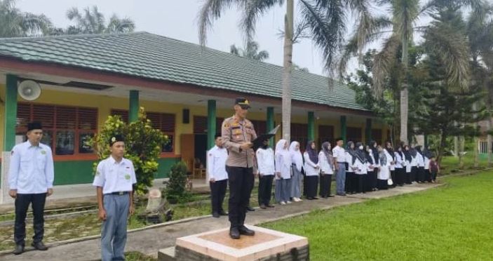 Kapolsek Bathin VIII Jadi Pembina Upacara di MAN 2 Sarolangun, Tekankan Bahaya Bullying dan Narkoba