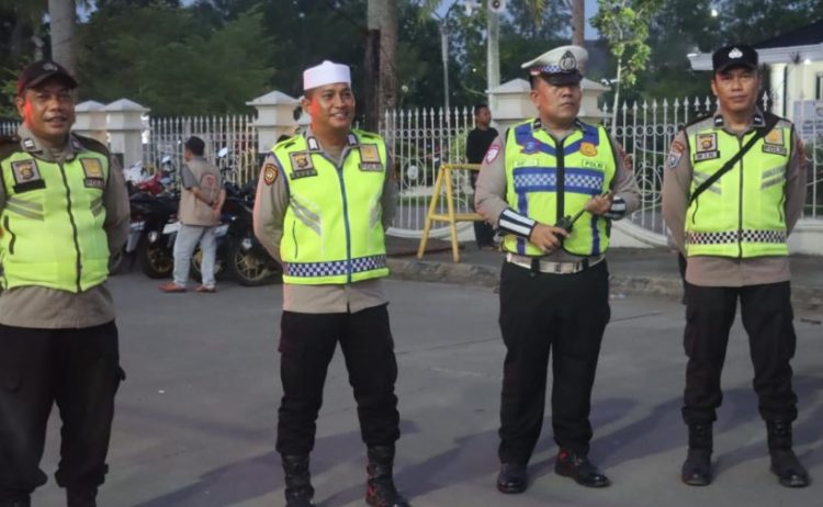 Polres Tanjab Barat Kawal Pemberangkatan 106 Calon Jemaah Haji Kloter 24 ke Asrama Haji Jambi