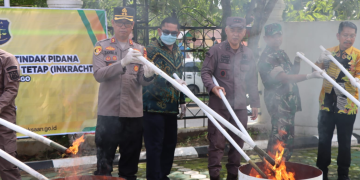 Perkuat Komitmen Penegakan Hukum, Kapolres Bungo Hadir Dalam Pemusnahan Barang Bukti Tindak Pidana di Kejaksaan Negeri Bungo