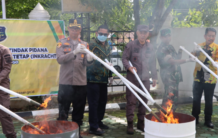 Perkuat Komitmen Penegakan Hukum, Kapolres Bungo Hadir Dalam Pemusnahan Barang Bukti Tindak Pidana di Kejaksaan Negeri Bungo