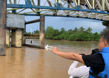 Sat Polair Polres Tanjab Timur Lakukan Penyelidikan Pasca Tongkang Batu Bara Tabrak Fender Jembatan Muara Sabak