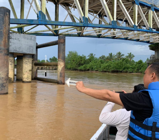 Sat Polair Polres Tanjab Timur Lakukan Penyelidikan Pasca Tongkang Batu Bara Tabrak Fender Jembatan Muara Sabak