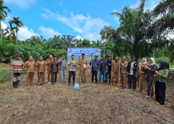 Bhabinkamtibmas Desa Dataran Pinang Bersama Warga Tanam Jagung Dukung Ketahanan Pangan