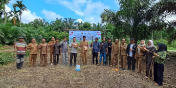 Bhabinkamtibmas Desa Dataran Pinang Bersama Warga Tanam Jagung Dukung Ketahanan Pangan