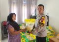 Dukung Ketahanan Pangan, Bhabinkamtibmas Rimbo Bujang Turun Langsung Distribusikan Beras SPHP
