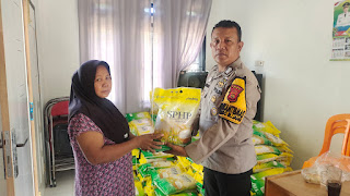 Dukung Ketahanan Pangan, Bhabinkamtibmas Rimbo Bujang Turun Langsung Distribusikan Beras SPHP