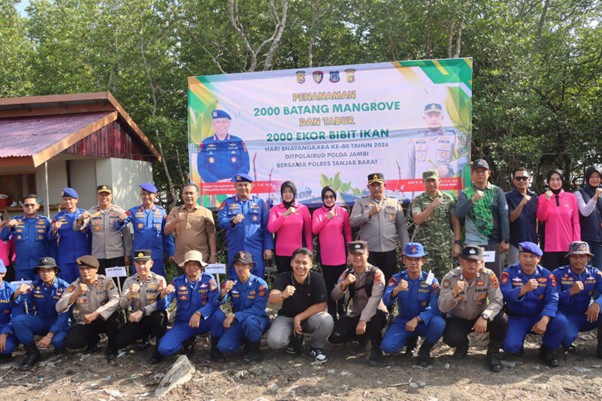 Peringati HUT Bhayangkara ke-80, Ditpolairud Polda Jambi dan Polres Tanjab Barat Tanam 2.000 Mangrove serta Tebar 2.000 Bibit Ikan