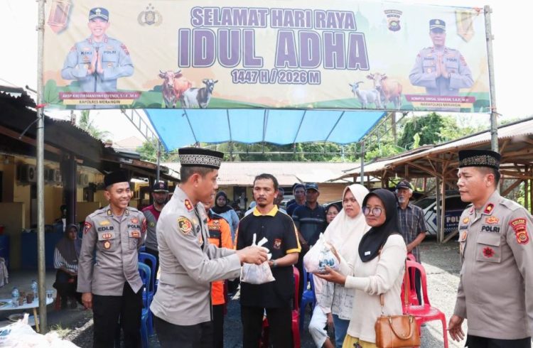 Polres Merangin Salurkan Ratusan Paket Daging Qurban untuk Masyarakat Hingga Pelosok Desa