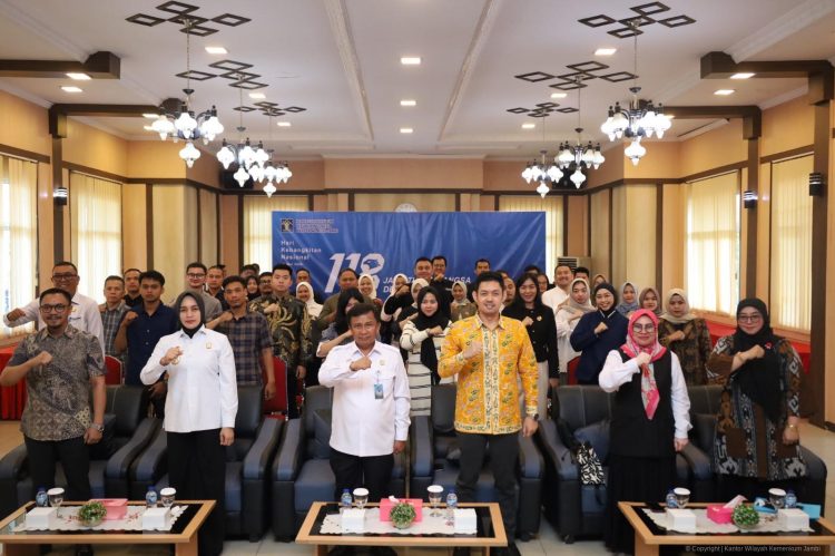 Tekankan Prinsip Kehati-hatian dalam Pelayanan, Kanwil Kemenkum Jambi Gelar Sosialisasi Pembinaan Notaris Baru