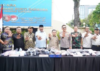 Gubernur Al Haris Lepas Jamaah Calon Haji Kloter Terakhir BTH 25