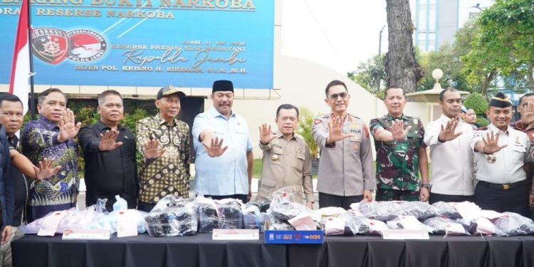 Gubernur Al Haris Lepas Jamaah Calon Haji Kloter Terakhir BTH 25