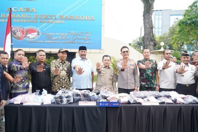 Gubernur Al Haris Lepas Jamaah Calon Haji Kloter Terakhir BTH 25