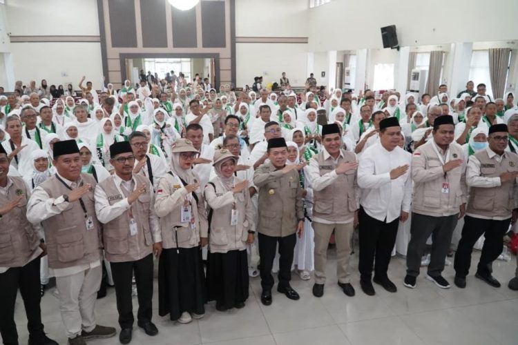Gubernur Al Haris Lepas Jamaah Calon Haji Kloter Terakhir BTH 25