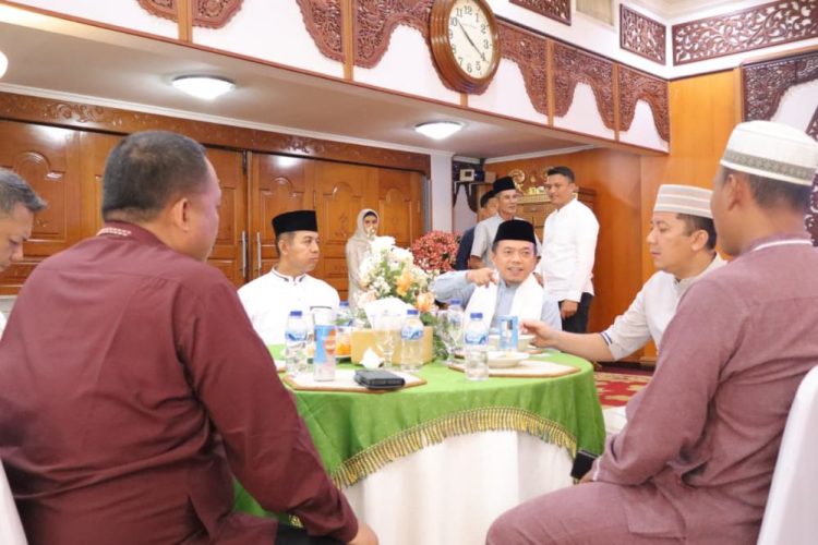 Gelar Sholat Ied di Masjid Agung Al-Falah, Gubernur Al Haris: Idul Adha Momentum Menumbuhkan Semangat Pengorbanan dan Kasih Sayang