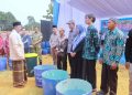 Bupati Tanjab Barat Bagikan Ratusan Tong Sampah
