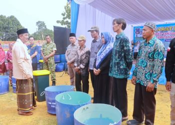Bupati Tanjab Barat Bagikan Ratusan Tong Sampah