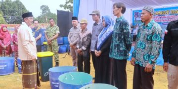 Bupati Tanjab Barat Bagikan Ratusan Tong Sampah