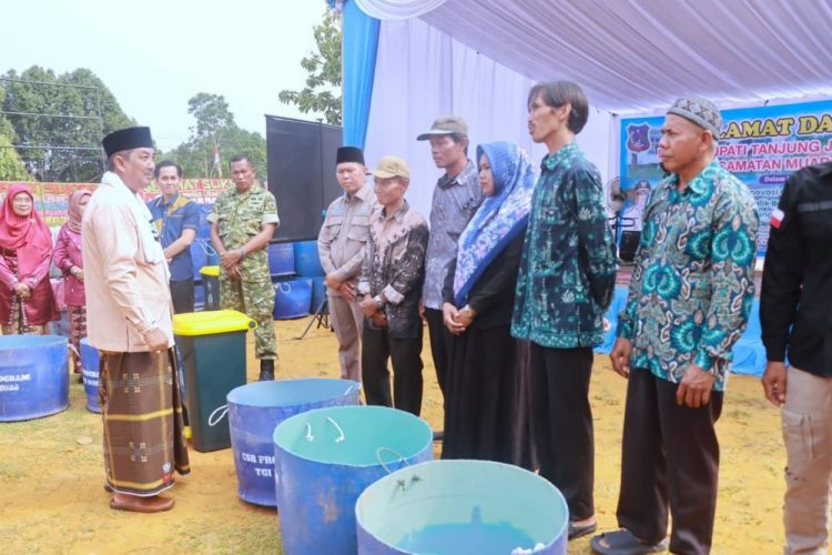 Bupati Tanjab Barat Bagikan Ratusan Tong Sampah