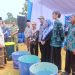 Bupati Tanjab Barat Bagikan Ratusan Tong Sampah