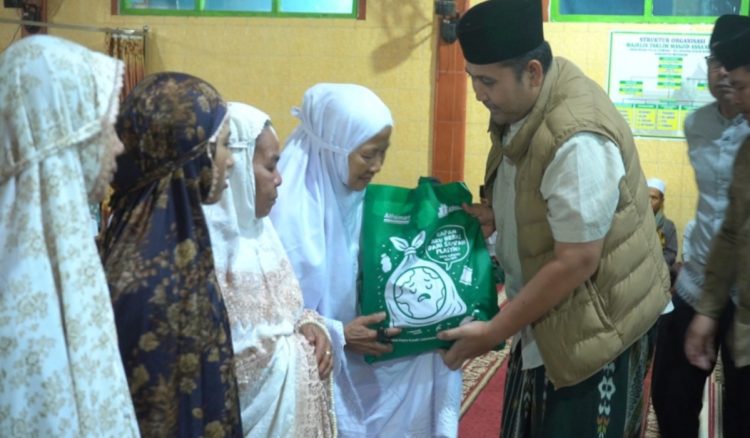 Subling di Pulau Kemang, Bupati M. Syukur Salurkan Santunan dan Tinjau Kondisi Jalan