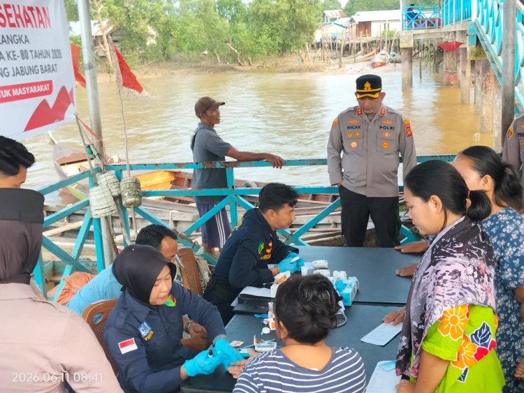 Polres Tanjab Barat Berikan Layanan Kesehatan Gratis ke 197 Masyarakat Pesisir