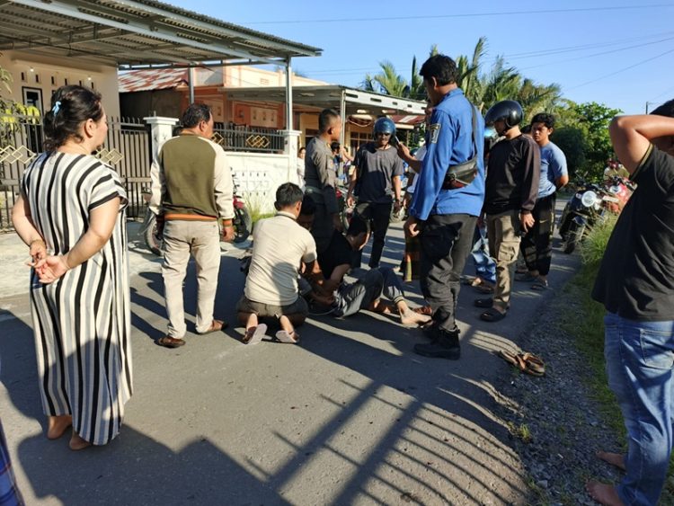 Gara-gara HP, Pria di Tanjab Barat Dibacok Temannya Hingga Luka Parah
