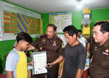 Kajati Jambi Lunasi Tunggakan Sekolah 2 Siswa Kurang Mampu, Pastikan Hak Pendidikan Tetap Terpenuhi
