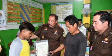 Kajati Jambi Lunasi Tunggakan Sekolah 2 Siswa Kurang Mampu, Pastikan Hak Pendidikan Tetap Terpenuhi