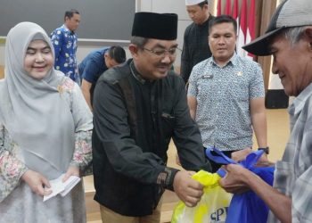 Peringatan 10 Muharram Pemkab Tanjab Barat: Manisnya Senyum Lansia Saat Terima Sembako dari Bupati Anwar Sadat