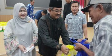 Peringatan 10 Muharram Pemkab Tanjab Barat: Manisnya Senyum Lansia Saat Terima Sembako dari Bupati Anwar Sadat