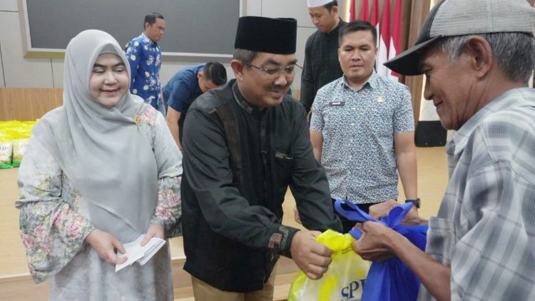Peringatan 10 Muharram Pemkab Tanjab Barat: Manisnya Senyum Lansia Saat Terima Sembako dari Bupati Anwar Sadat