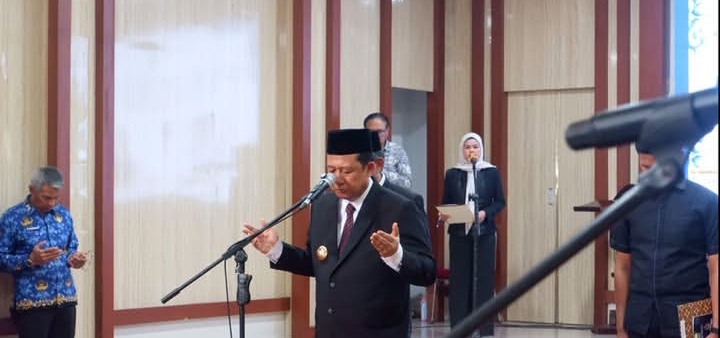 Bupati Muaro Jambi, Bambang Bayu Suseno, Secara Resmi Melantik dan Mengambil Sumpah Jabatan Terhadap 28 Orang Pejabat Eselon III dan Pejabat Fungsional dan Kepala Sekolah di Lingkungan Pemkab Muaro Jambi