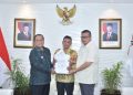 Ketua DPRD Kota Jambi Kemas Faried Alfarelly Bersama Wali Kota Jambi Maulana Menyerahkan Langsung Surat Permohonan Pencabutan Blokir Zona Merah Kepada Presiden Republik Indonesia Melalui Deputi Sekretariat Kabinet Republik Indonesia