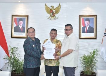 Ketua DPRD Kota Jambi Kemas Faried Alfarelly Bersama Wali Kota Jambi Maulana Menyerahkan Langsung Surat Permohonan Pencabutan Blokir Zona Merah Kepada Presiden Republik Indonesia Melalui Deputi Sekretariat Kabinet Republik Indonesia
